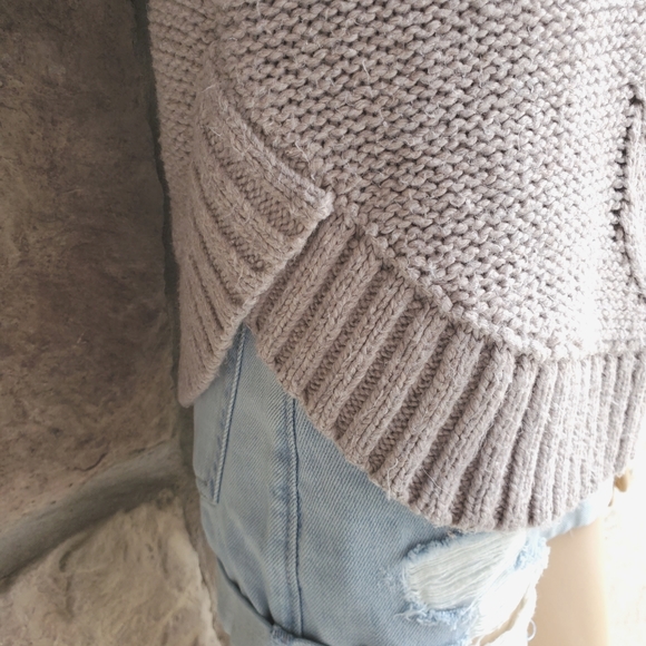 AERIE | Gray Crew Neck Knit Sweater - Picture 4 of 8